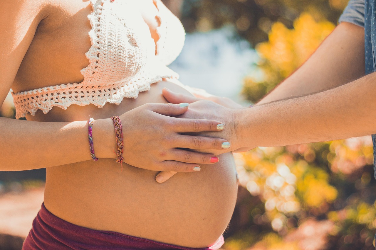 annoncer une grossesse est un moment joyeux et spécial. découvrez des idées créatives et touchantes pour partager cette merveilleuse nouvelle avec vos proches et célébrer l'arrivée d'un nouveau membre dans la famille.