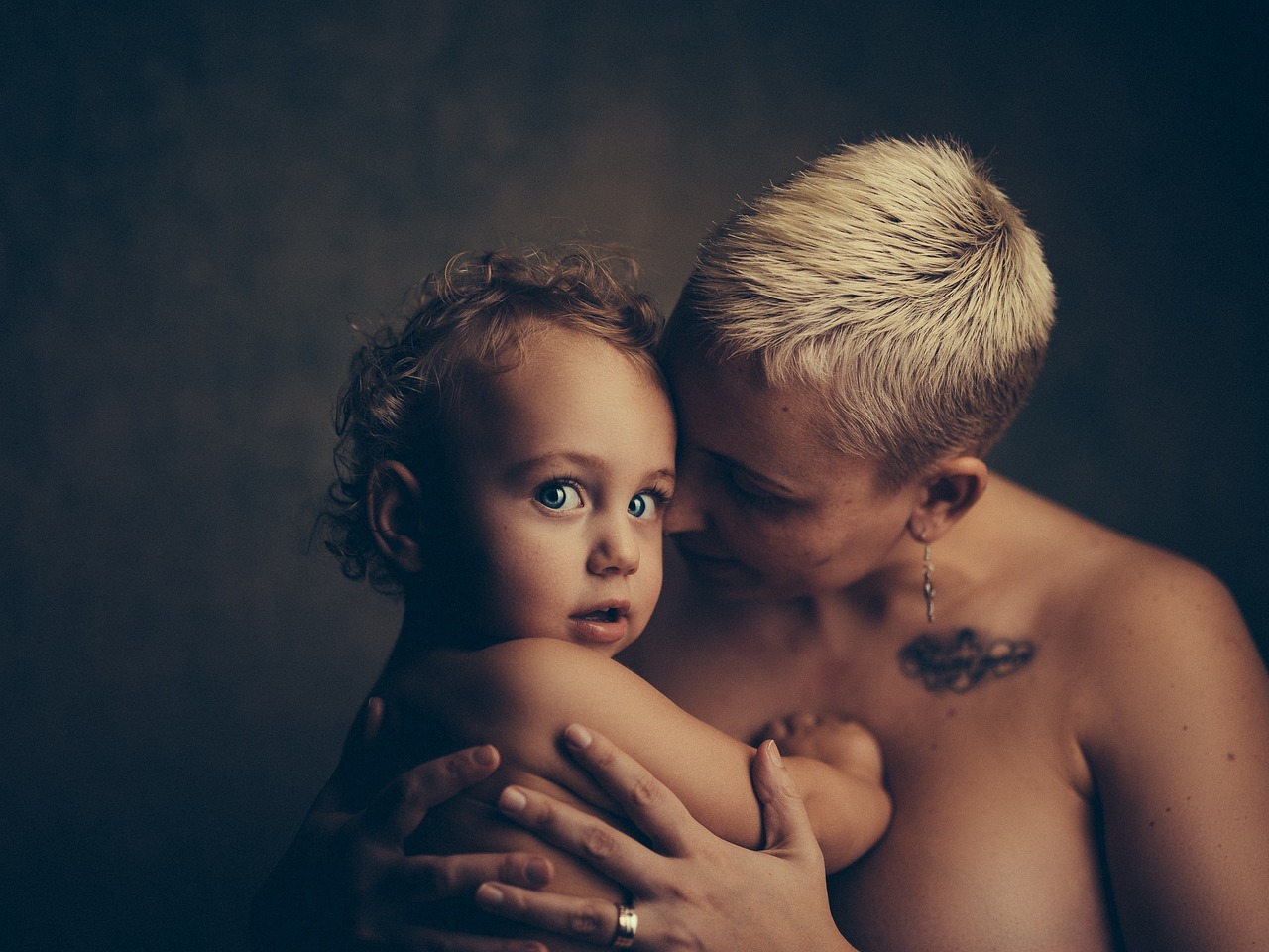 découvrez les symptômes du baby blues, un état passager qui affecte de nombreuses jeunes mamans après la naissance. apprenez à identifier les signes, à comprendre leur origine et à trouver des conseils pour surmonter cette période délicate.