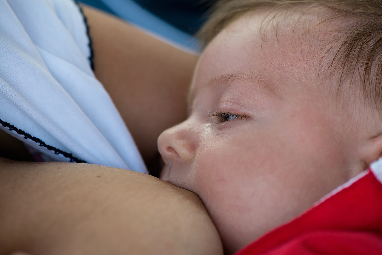 découvrez les bienfaits de l'allaitement mixte, une approche qui combine le lait maternel et le lait infantile. apprenez comment équilibrer ces deux méthodes pour nourrir votre bébé tout en répondant à vos besoins et à ceux de votre enfant. obtenez des conseils pratiques et des astuces pour réussir cette méthode d'alimentation.