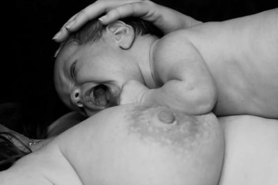 Émotions après naissance : comprendre et accompagner les premiers ressentis maternels