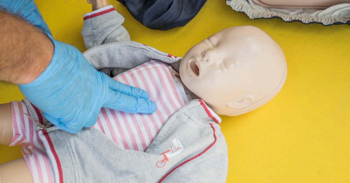 Cours de secourisme pour bébés : apprendre à sauver des vies dès le plus jeune âge