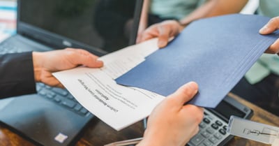 Aide financière pour les mamans : toutes les options à votre disposition