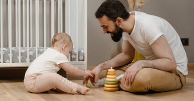 Développement du nourrisson : étapes clés de la croissance et de l’épanouissement