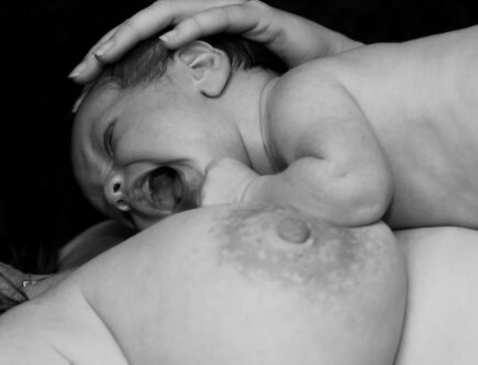 découvrez les émotions du postpartum : un voyage complexe entre joie, fatigue et ajustement après la naissance.